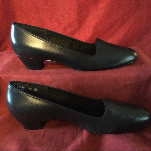 Naturalized Women’s Anita Leather Pumps - Picture 7 of 7